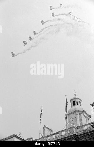 Smokey Eingang der RAF Freefall Fallschirm Display Team, die RAF Falken über Horse Guards Parade, Whitehall, London, als sie landeten die 1983 Royal Turnier Vorschau Parade, nachdem sie von einer Hercules zu starten. Stockfoto