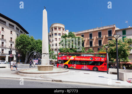 Doppeldecker Sightseeing Bus an der Plaça Rei Joan Carles I, Palma de Mallorca, Mallorca, Balearen, Spanien Stockfoto
