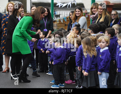 Die Herzogin von Cambridge erfüllt die Schülerinnen und Schüler bei einem Besuch in Lavendel Grundschule in Enfield, nördlich von London, in der Unterstützung von Platz 2 der psychischen Gesundheit von Kindern Woche 2019. Stockfoto