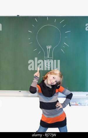 Ein kluger Kopf, Schülerin, 9 Jahre alt, an der Tafel Stockfoto