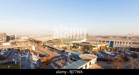 Deutschland, Baden-Württemberg, Flughafen Stuttgart, Terminal 1, Flugzeug im Anflug, Parkplätze Stockfoto