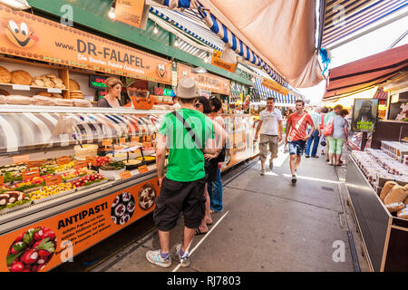 Österreich, Wien, Naschmarkt, Lebensmittelmarkt, Verkaufsstand, Falafel Stockfoto