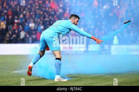 Livingston Torwart Liam Kelly entfernt ein Rauch flare von der Tonhöhe Stockfoto