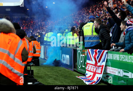 Livingston Torwart Liam Kelly entfernt ein Rauch flare von der Tonhöhe Stockfoto