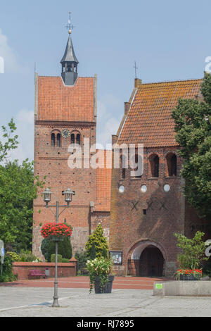 Deutschland, Niedersachsen, Bad Zwischenahn, Glockenturm mit Sankt-Johannes-Kirche Stockfoto