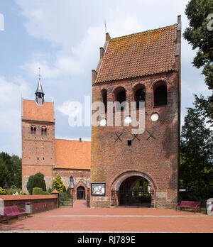 Deutschland, Niedersachsen, Bad Zwischenahn, Glockenturm mit Sankt-Johannes-Kirche Stockfoto