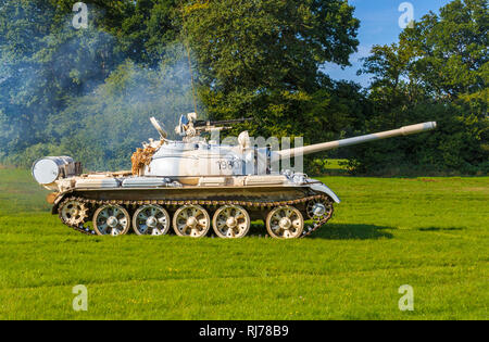 T55 ein Battle Tank Seitenansicht in Bewegung und weißer Rauch, ex-slowakische Armee Reserve, die in der peruanischen Armee Farbschema, für Airshow display Fahrten verwendet Stockfoto