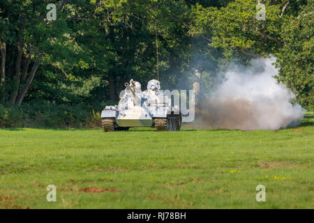 T55 ein Battle Tank Vorderansicht in Bewegung und weißer Rauch, ex-slowakische Armee Reserve, die in der peruanischen Armee Farbschema, für Airshow display Fahrten verwendet Stockfoto