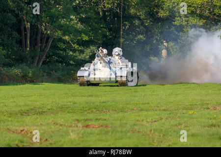 T55 ein Battle Tank Vorderansicht in Bewegung und weißer Rauch, ex-slowakische Armee Reserve, die in der peruanischen Armee Farbschema, für Airshow display Fahrten verwendet Stockfoto