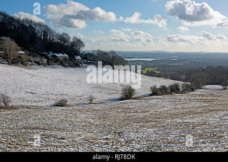 Leichter Schneefall in Kent, Großbritannien in Richtung Ast Buche Behälter von Ide Hill Village suchen Stockfoto