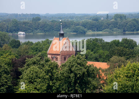 Deutschland, Niedersachsen, Bad Zwischenahn, Sankt-Johannes-Kirche mit Zwischenahner Meer Stockfoto