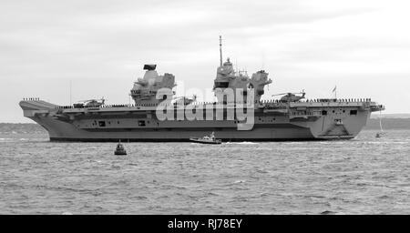 Royal Navy Flugzeugträger HMS Queen Elizabeth Portsmouth verlassen auf dem Weg in die USA, Portsmouth, Hampshire, England, Großbritannien Stockfoto