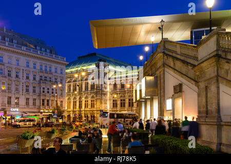 Albertina mit fliegenden Dach "Soravia Wing" von Hans Hollein, Blick auf die Oper und Street Restaurant, Wien, Wien, 01. Altstadt, Wien, Österreich Stockfoto