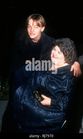 LOS ANGELES, Ca - 12. Dezember: Schauspieler Leonardo DiCaprio und Schauspielerin Darlene Cates Paramount Pictures'' Was ist Essen Gilbert Grape" Los Angeles Premiere am 12 Dezember, 1993 im Paramount Theater in Los Angeles, Kalifornien teilnehmen. Foto von Barry King/Alamy Stock Foto Stockfoto