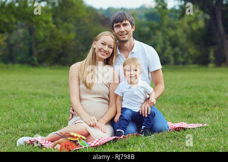 Glückliche Familie zusammen im Sommer Park. Stockfoto