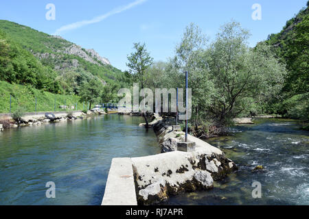 Berg Kanu Slalom am Treska Fluss in Matka Canyon. Skopje, Mazedonien. Stockfoto