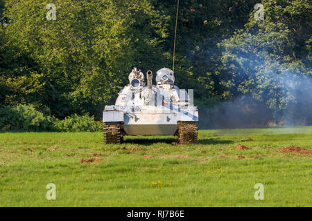 T55 ein Battle Tank Vorderansicht in Bewegung und weißer Rauch, ex-slowakische Armee Reserve, die in der peruanischen Armee Farbschema, für Airshow display Fahrten verwendet Stockfoto