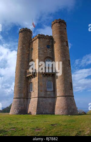 Broadway Tower hoch auf einem Hügel in den Cotswolds, England Stockfoto