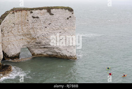 Drei Kajakfahrer machen sich auf den Weg nach Old Harry Rocks auf der Isle of Purbeck in der Grafschaft Dorset. Stockfoto