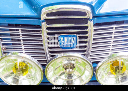 Saab 95 klassische schwedische Auto, Oldtimer, Vordere Maske mit Beleuchtung Stockfoto