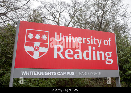 Einen allgemeinen Überblick über ein Zeichen der Universität von Reading Whiteknights Campus, wo Daniel Williams ging von fehlt. Ein Körper hat in einem See auf dem Campus, die von den Offizieren auf der Suche nach dem fehlenden Schüler im Lesen gefunden worden. Stockfoto