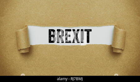 Zerrissen braunes Papier enthüllt das Wort Brexit Stockfoto