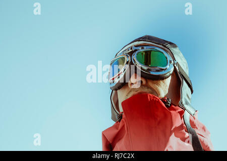 Mann mit Fliegerbrille und Mütze, außen, Porträt, Stockfoto