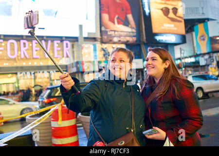 NEW-YORK - ca. März 2016: Frauen, die ein selfie in New York. Ein selfie ist ein Selbstporträt fotografieren, in der Regel mit einer digitalen Kamera oder Kameras Stockfoto