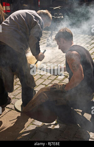 Zwei Schmiede bei der Arbeit ein Pferd beschlagen, Beamish Museum, County Durham, UK Stockfoto