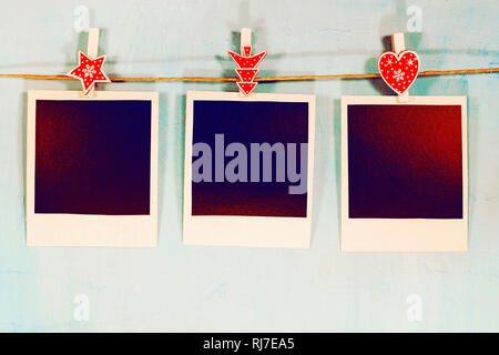 Leere instant Bilder hängen an eine Zeichenfolge Stockfoto