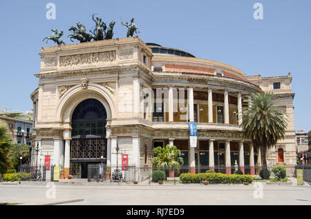 Das Wahrzeichen Teatro Politeama in Palermo, Sizilien. Die Heimat des Orchestra Sinfonica Siciliana, die multi purpose Konzertsaal und Theater gebaut wurde Stockfoto