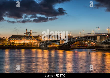 Mainz, Rheinland-Pfalz, Deutschland, Rheinpromenade mit Theodor-Heuss-Brücke in der Abenddämmerung. Stockfoto