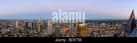 Frankfurt, Hessen, Deutschland, Panorama der Frankfurter Skyline mit Innenstadt und dem Bankenviertel in der Abenddämmerung. Stockfoto