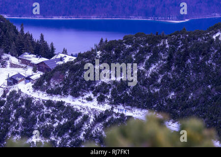 Deutschland, Bayern, Bayerische Alpen, Walchensee, Blick vom Herzogstand in das Herzogstandhaus und den Walchensee Stockfoto