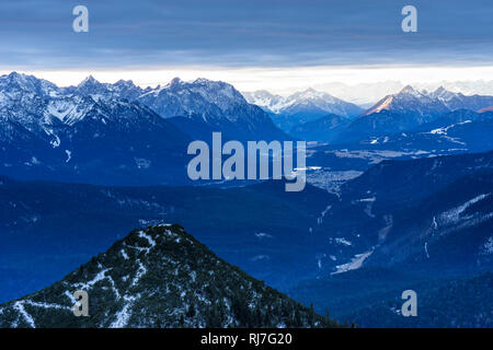 Deutschland, Bayern, Bayerische Alpen, Walchensee, Blick vom Herzogstand in den Martinskopf und ins Karwendel Stockfoto