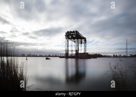 Hubbrücke Karnin. Zerstörte historische Eisenbahn Brücke auf die Insel Usedom in der Nähe von Karnin auf Peenestroms, Mecklenburg-Vorpommern, Deutschland Stockfoto