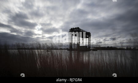 Hubbrücke Karnin. Zerstörte historische Eisenbahn Brücke auf die Insel Usedom in der Nähe von Karnin auf Peenestroms, Mecklenburg-Vorpommern, Deutschland Stockfoto