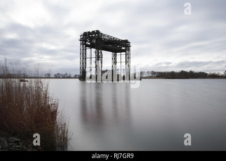 Hubbrücke Karnin. Zerstörte historische Eisenbahn Brücke auf die Insel Usedom in der Nähe von Karnin auf Peenestroms, Mecklenburg-Vorpommern, Deutschland Stockfoto