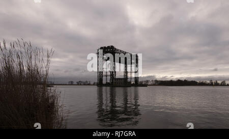 Hubbrücke Karnin. Zerstörte historische Eisenbahn Brücke auf die Insel Usedom in der Nähe von Karnin auf Peenestroms, Mecklenburg-Vorpommern, Deutschland Stockfoto