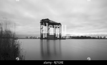 Hubbrücke Karnin. Zerstörte historische Eisenbahn Brücke auf die Insel Usedom in der Nähe von Karnin auf Peenestroms, Mecklenburg-Vorpommern, Deutschland Stockfoto