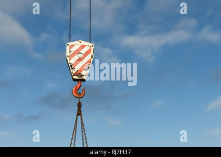 Ein Schwerlastkran load Block vor blauem Himmel Stockfoto