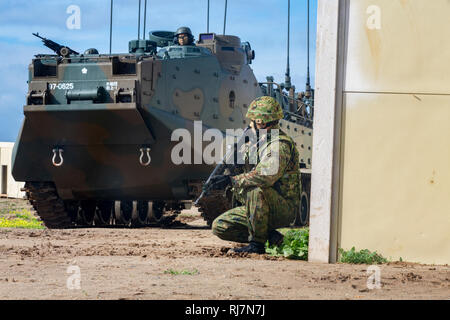 Japan Masse Verteidigung-kraft (JGSDF) Soldat mit 1 amphibische Rapid Deployment Regiment, Patrouillen neben einem Angriff amphibischen Fahrzeugen durch städtische Maßnahmen während einer amphibischen Landung Übung für Eiserne Faust2019, 24.02.4, US Marine Corps Base Camp Pendleton, Ca. Übung Iron Fist ist eine jährliche, multilateralen Ausbildung Übung, in der US-amerikanischen und japanischen Service Mitglieder trainieren gemeinsam und teilen Techniken, Taktiken und Verfahren der operativen Fähigkeiten zu verbessern. (U.S. Marine Corps Foto von Cpl. Cutler Brice) Stockfoto