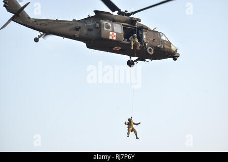 Soldaten mit 5 Bataillon, 20 Infanterie Regiment, Praxis hoist Operationen am Lager Nimman Kolayut, Thailand. Die Ausbildung umfasste medizinische Evakuierung mit dem zweiten Bataillon, 25 Aviation Regiment. Dies war Teil der Hanuman Guardian, eine Übung, die Bereitschaft, Interoperabilität und Zusammenarbeit unter den Partnerstaaten zu erhöhen, um effektive Lösungen für gemeinsame Herausforderungen zu erreichen. (U.S. Armee Foto von Sgt. Kyle Steinhilber) Stockfoto