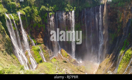 Luftaufnahme Wasserfall Chupan sewu in Java, Indonesien. Wasserfall in den tropischen Wald von drone Tumpak Sewu Stockfoto