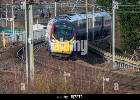 Jungfrau pendolino elektrische Zug mit Neigetechnik. Bei Winwick Kreuzung auf der West Coast Main Line gesehen. Stockfoto