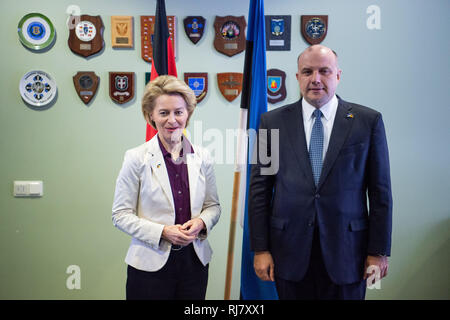 05. Februar 2019, Estland, Ämari: Jüri LUIK, Minister für Verteidigung der Republik Estland, erhält Ursula von der Leyen (CDU), Minister für Verteidigung, bevor ein Gespräch an der Militärflugplatz in Ämari, Estland. Zusammen mit den anderen NATO-Partnern, die deutschen Piloten sind der Schutz der Luftraum über den Baltischen Staaten bis Ende April. Fünf Eurofighter Kampfjets und rund 160 Soldaten wurden in Estland für die Mission übertragen. Von der Leyen hatte am Tag vor der deutschen Soldaten, die auf der Militärbasis Rukla in Litauen besucht. Foto: Arne Bänsch/dpa Stockfoto