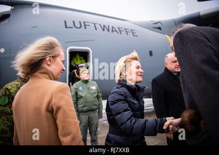 05. Februar 2019, Estland, Ämari: Ursula von der Leyen (CDU), Minister für Verteidigung, wird begrüßt von Christoph Eichhorn (r), der deutsche Botschafter in Estland, auf dem Militärflugplatz in Ämari, Estland. Zusammen mit den anderen NATO-Partnern, die deutschen Piloten sind der Schutz der Luftraum über den Baltischen Staaten bis Ende April. Fünf Eurofighter Kampfjets und rund 160 Soldaten wurden in Estland für die Mission übertragen. Von der Leyen hatte am Tag vor der deutschen Soldaten, die auf der Militärbasis Rukla in Litauen besucht. Foto: Arne Bänsch/dpa Stockfoto