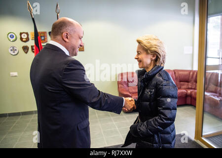 05. Februar 2019, Estland, Ämari: Jüri LUIK, Minister für Verteidigung der Republik Estland, erhält Ursula von der Leyen (CDU), Minister für Verteidigung, bevor ein Gespräch an der Militärflugplatz in Ämari, Estland. Zusammen mit den anderen NATO-Partnern, die deutschen Piloten sind der Schutz der Luftraum über den Baltischen Staaten bis Ende April. Fünf Eurofighter Kampfjets und rund 160 Soldaten wurden in Estland für die Mission übertragen. Von der Leyen hatte am Tag vor der deutschen Soldaten, die auf der Militärbasis Rukla in Litauen besucht. Foto: Arne Bänsch/dpa Stockfoto