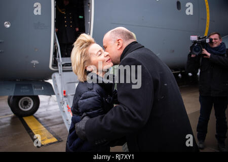 05. Februar 2019, Estland, Ämari: Jüri LUIK, Minister für Verteidigung der Republik Estland, erhält Ursula von der Leyen (CDU), Minister für Verteidigung, auf dem Militärflugplatz in Ämari, Estland. Zusammen mit den anderen NATO-Partnern, die deutschen Piloten sind der Schutz der Luftraum über den Baltischen Staaten bis Ende April. Fünf Eurofighter Kampfjets und rund 160 Soldaten wurden in Estland für die Mission übertragen. Von der Leyen hatte am Tag vor der deutschen Soldaten, die auf der Militärbasis Rukla in Litauen besucht. Foto: Arne Bänsch/dpa Stockfoto