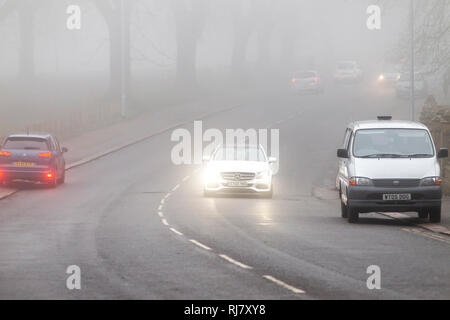 Northampton. Großbritannien am 5.Februar 2019. Eine misty Start in den Tag für Pendler an der Park Avenue South, Verkehr aufgrund der Wetterbedingungen ist Licht. Credit: Keith J Smith./Alamy leben Nachrichten Stockfoto